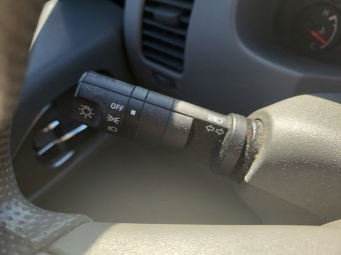 Used 2011 Nissan Frontier SV image 26