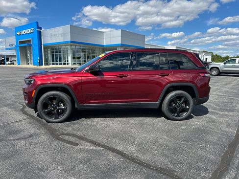 Used 2022 Jeep Grand Cherokee Altitude AWD/4WD image 7