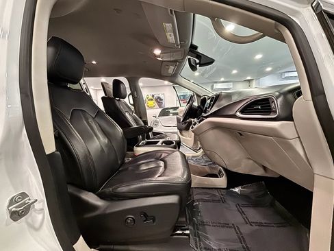 Used 2020 Chrysler Pacifica Touring-L Plus FWD image 21