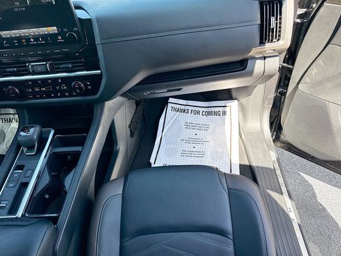 Used 2025 Nissan Pathfinder Platinum FWD image 18
