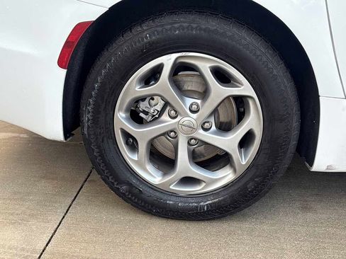 Used 2023 Chrysler Pacifica Limited image 9