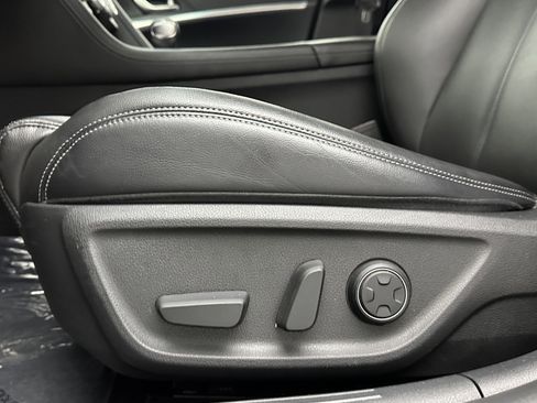 Used 2022 Genesis G70 2.0T image 12