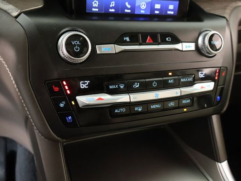 Used 2020 Ford Explorer Platinum w/ Premium Technology Package AWD/4WD image 8