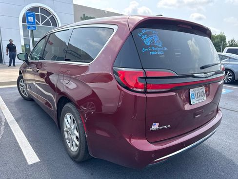 Used 2023 Chrysler Pacifica Touring-L FWD image 5