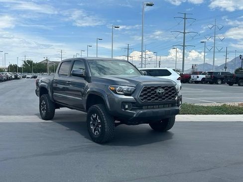Used 2017 Toyota Tacoma TRD Sport w/ Premium & Technology Package AWD/4WD image 12