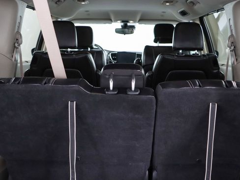 Used 2023 Chrysler Pacifica Touring-L FWD image 30
