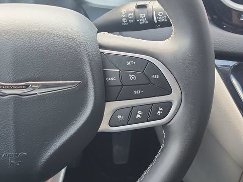 Used 2023 Chrysler Pacifica Touring-L FWD image 15