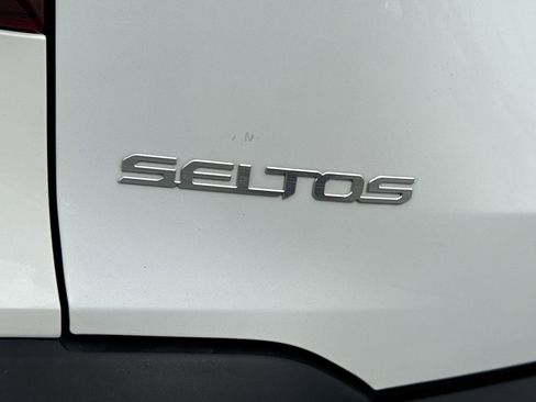 Used 2024 Kia Seltos EX FWD image 11