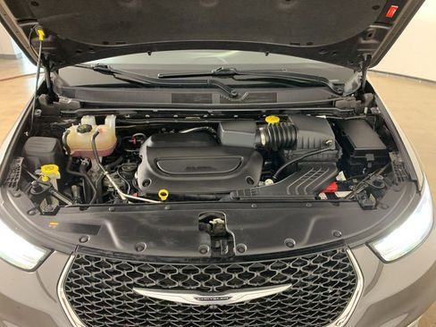 Used 2023 Chrysler Pacifica Touring-L image 41