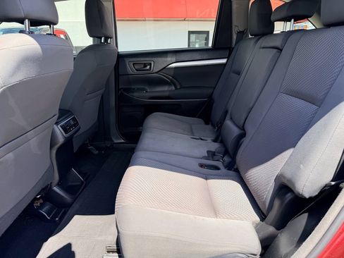 Used 2018 Toyota Highlander LE FWD image 13
