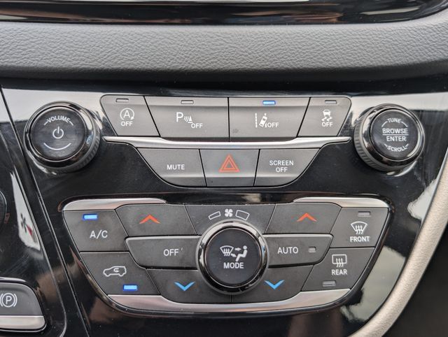 Used 2023 Chrysler Pacifica Touring-L FWD image 28