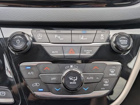 Used 2023 Chrysler Pacifica Touring-L FWD image 28