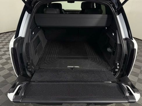 Certified 2025 Land Rover Range Rover SV image 18