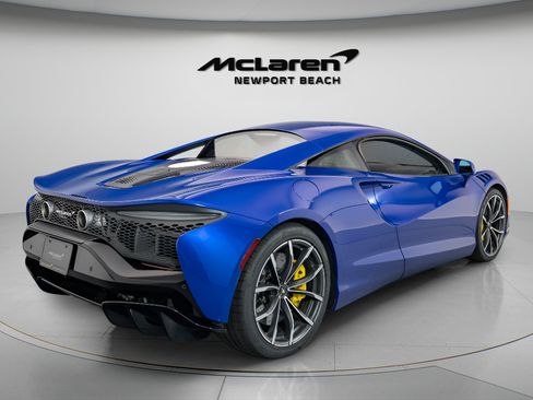 Used 2024 McLaren Artura RWD image 6