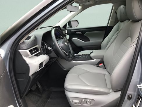 Certified 2024 Toyota Highlander XLE AWD/4WD image 16