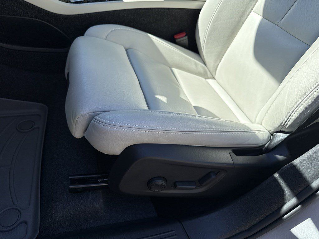 Used 2025 Volvo XC40 B5 Plus AWD/4WD image 16