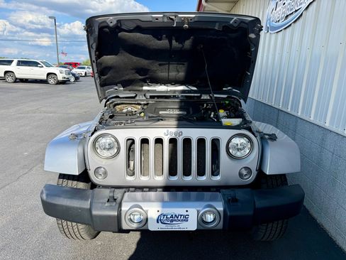 Used 2017 Jeep Wrangler Unlimited Sahara w/ Connectivity Group AWD/4WD image 9