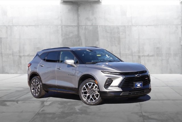 Used 2025 Chevrolet Blazer RS FWD image 2