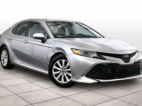 Used 2020 Toyota Camry LE image 2