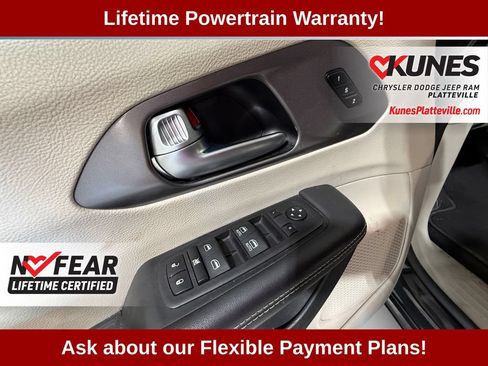 Used 2023 Chrysler Pacifica Touring-L FWD image 20