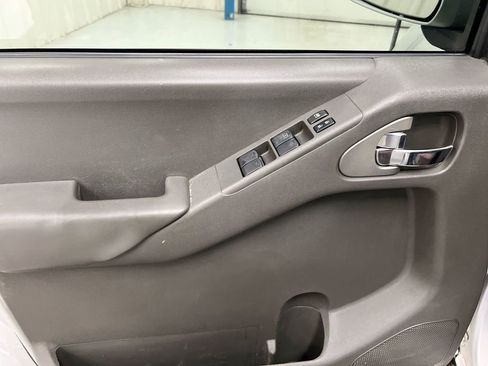 Used 2009 Nissan Frontier PRO-4X w/ Technology Pkg AWD/4WD image 19