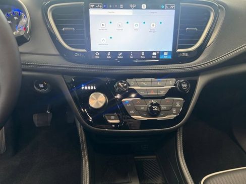 New 2027 Chrysler Pacifica Limited FWD image 6