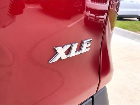 Used 2019 Toyota RAV4 XLE w/ Convenience Package FWD image 10
