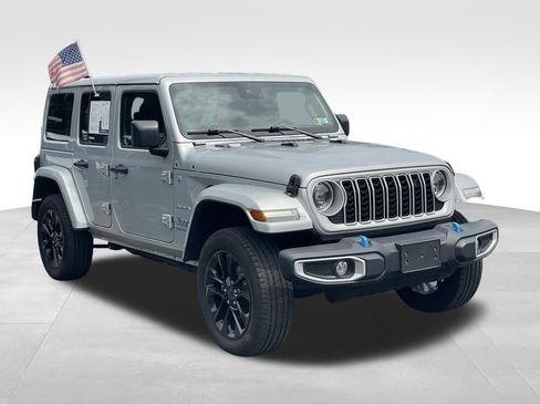 Used 2024 Jeep Wrangler Unlimited Sahara AWD/4WD image 3