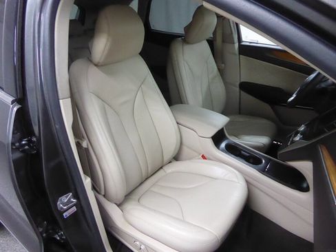 Used 2019 Lincoln MKC Select w/ Select Plus Package FWD image 24