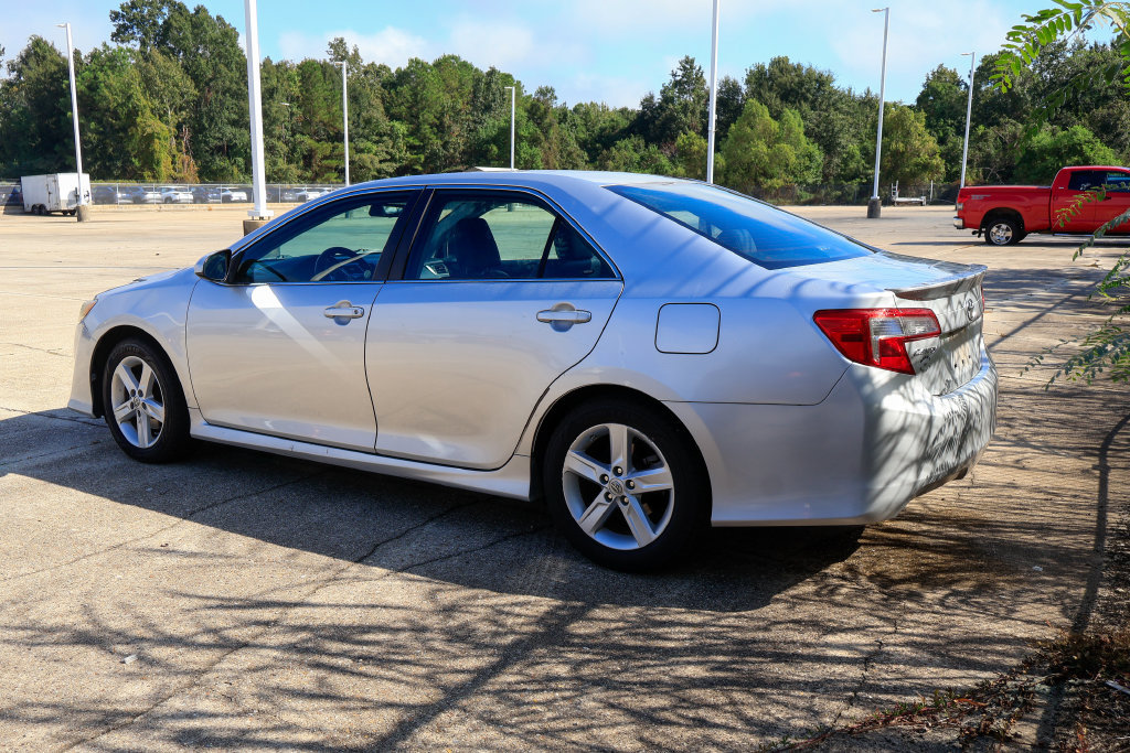 Used 2013 Toyota Camry SE FWD image 6