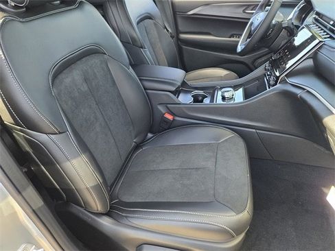 New 2025 Jeep Grand Cherokee Altitude image 9
