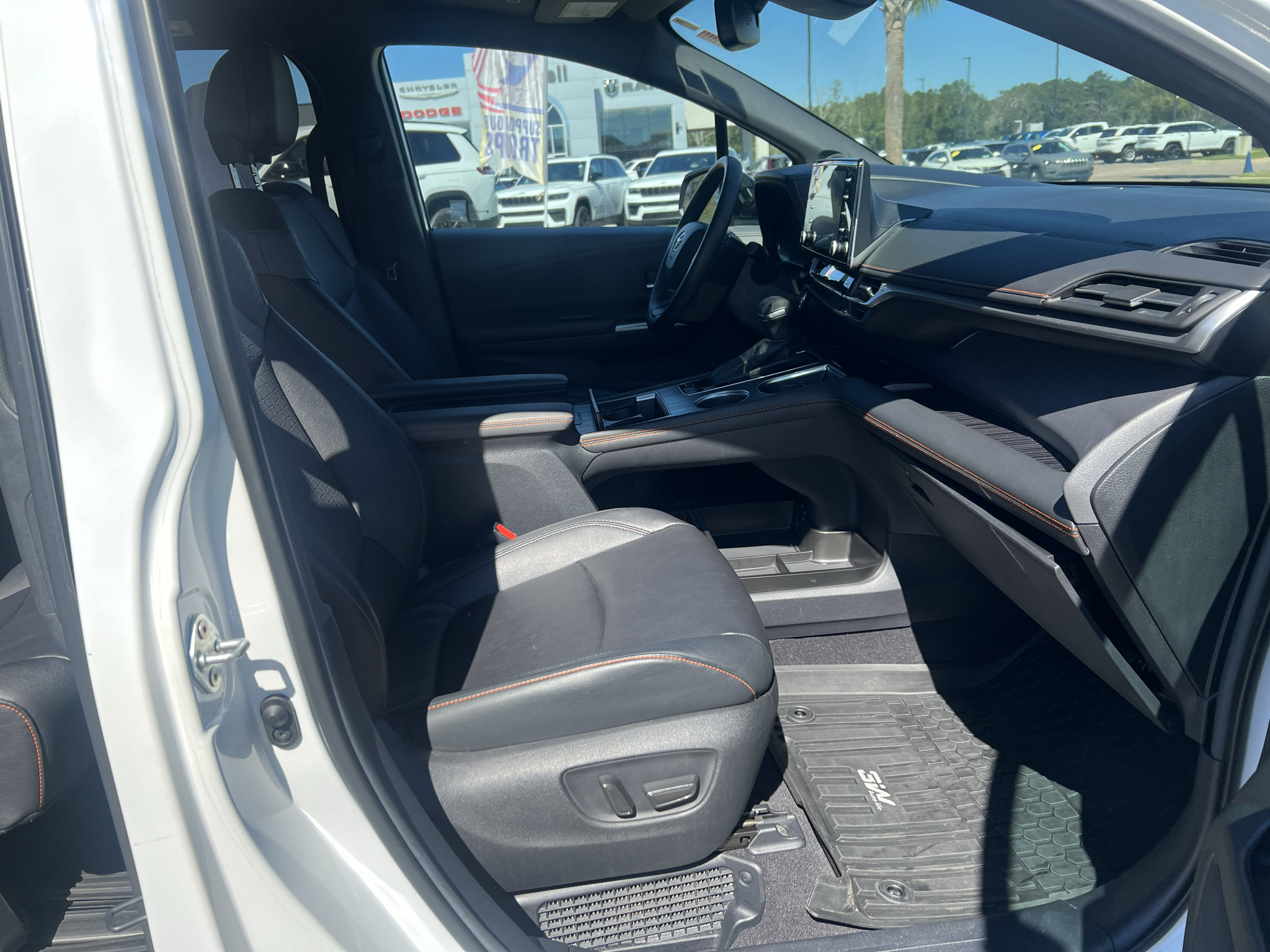Used 2024 Toyota Sienna XSE w/ XSE Plus Package FWD image 18