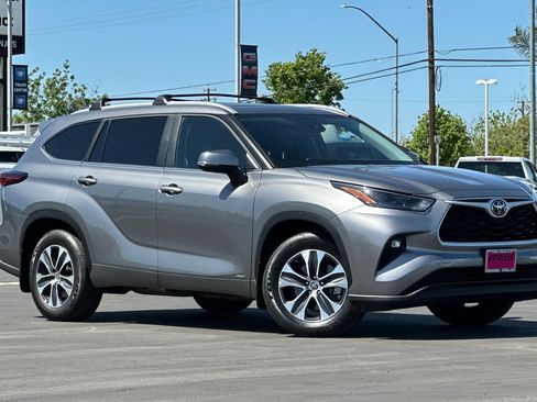 Used 2025 Toyota Highlander XLE AWD/4WD image 2