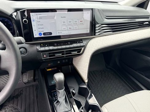 Used 2025 Toyota Camry XLE image 18