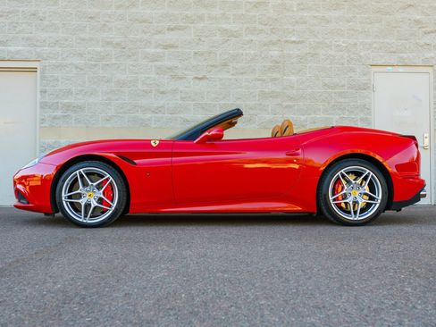 Used 2015 Ferrari California T RWD image 9