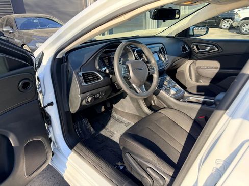 Used 2016 Chrysler 200 Limited image 9
