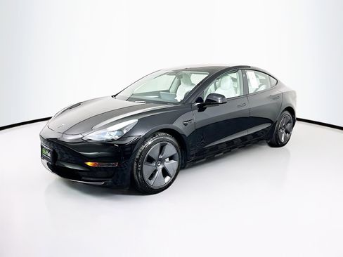 Used 2023 Tesla Model 3 Standard Range image 3