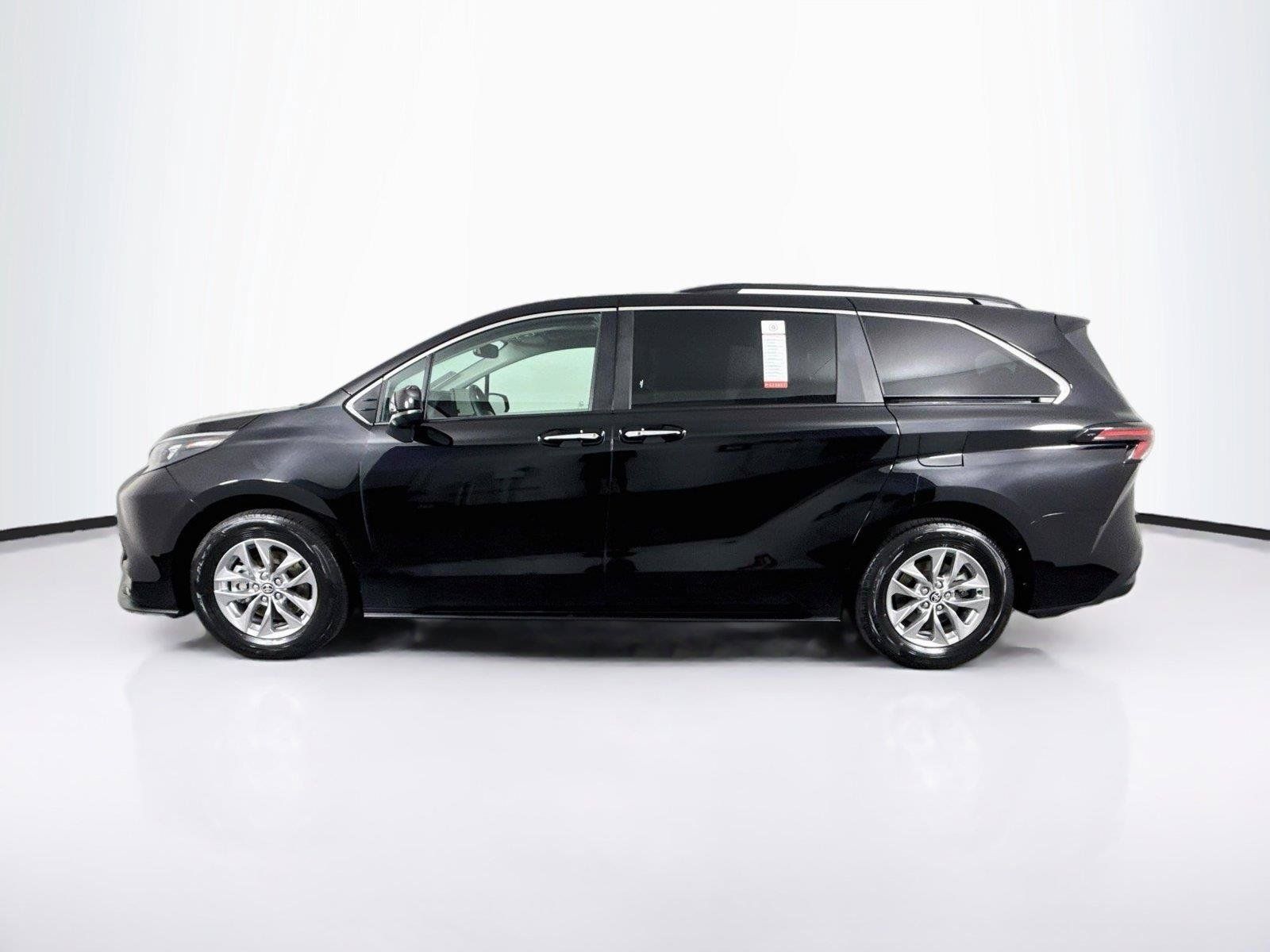 Certified 2026 Toyota Sienna XLE FWD image 14