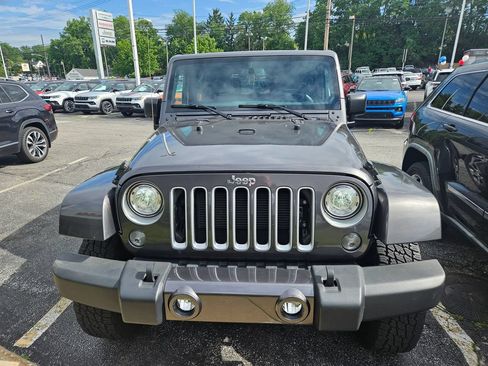 Used 2017 Jeep Wrangler Sahara w/ Connectivity Group AWD/4WD image 4
