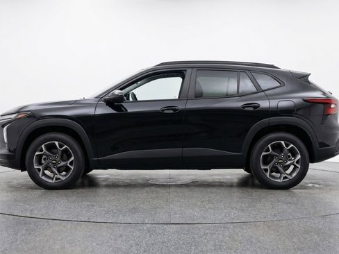 Used 2025 Chevrolet Trax LT FWD image 5