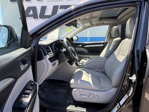 Used 2017 Toyota Highlander XLE AWD/4WD image 9