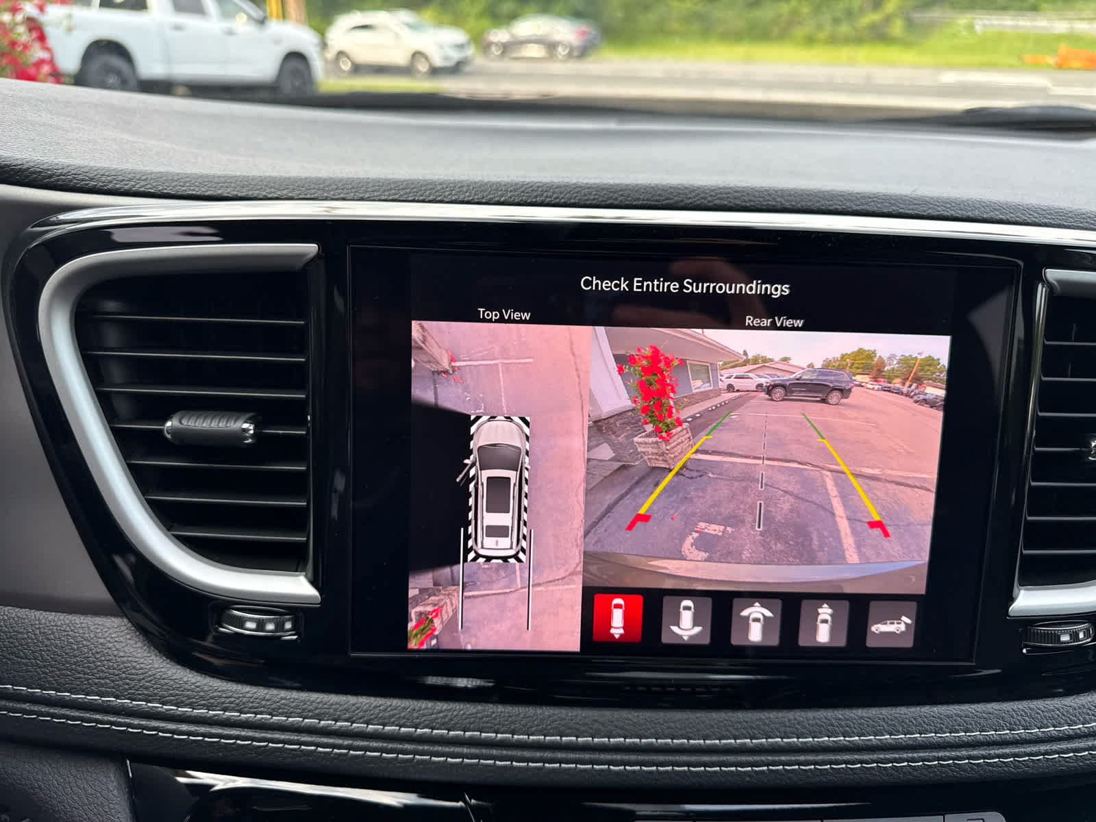 New 2027 Chrysler Pacifica Limited AWD/4WD image 26