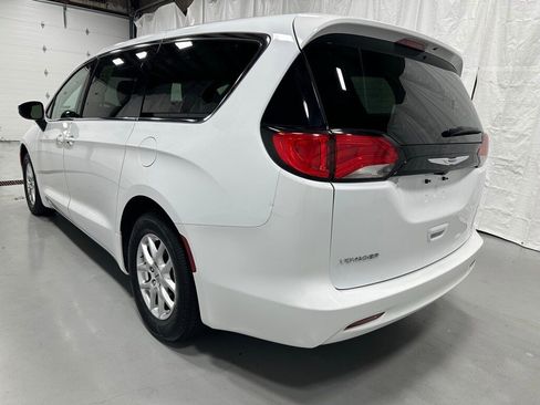Used 2023 Chrysler Voyager LX image 5