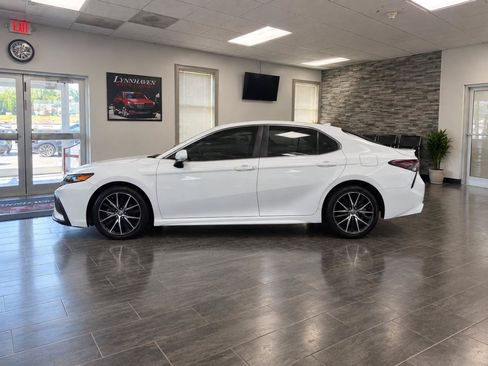 Used 2021 Toyota Camry SE FWD image 6