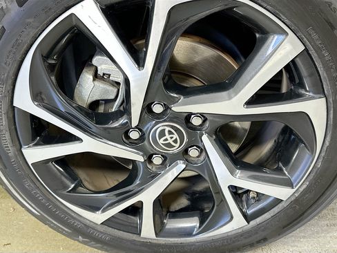 Used 2022 Toyota C-HR XLE FWD image 28