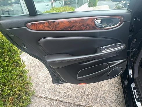 Used 2008 Jaguar XJ8 image 18