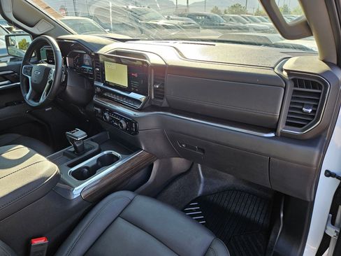 Used 2025 Chevrolet Silverado 1500 LT Trail Boss w/ Convenience Package II AWD/4WD image 33