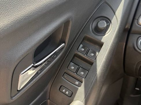 Used 2019 Chevrolet Trax LT w/ LT Convenience Package FWD image 14