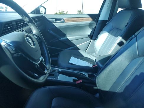 Used 2022 Volkswagen Passat 2.0T image 9