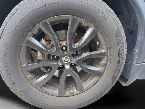 Used 2018 Nissan Rogue SV image 3